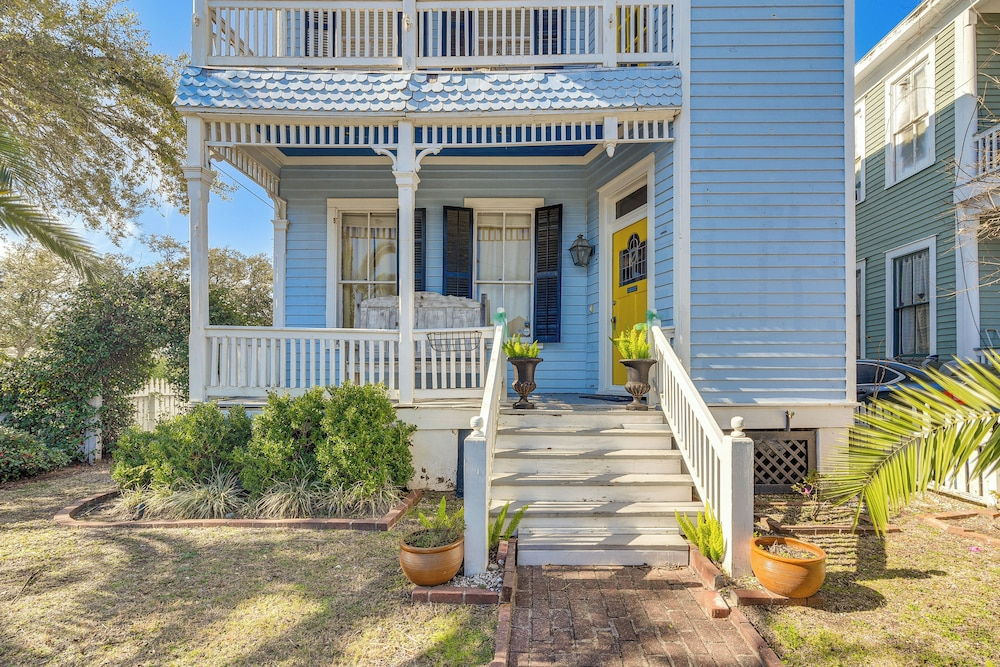 1/2 Mi to Beach! Historic Family Home in Galveston