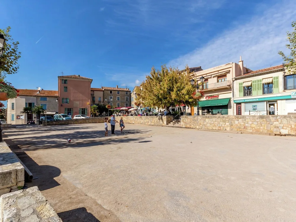 Luxury apartment for four people near golf course in the heart of Provence
