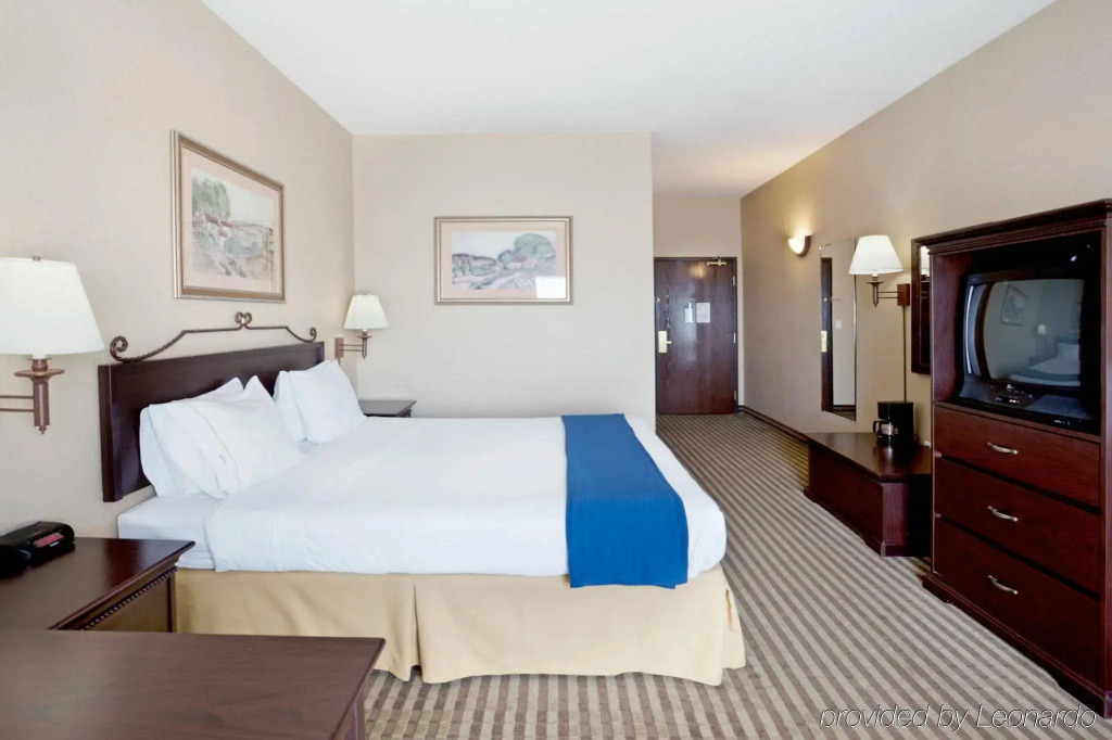 Holiday Inn Express Hotel & Suites Marina by IHG