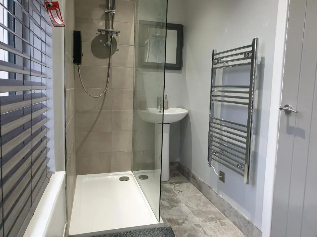 Stunning 5 bed house, 2 mins to beach and town, also free parking