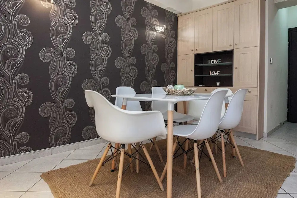 Elegant Spacious 2 Bd Apt in Petralona