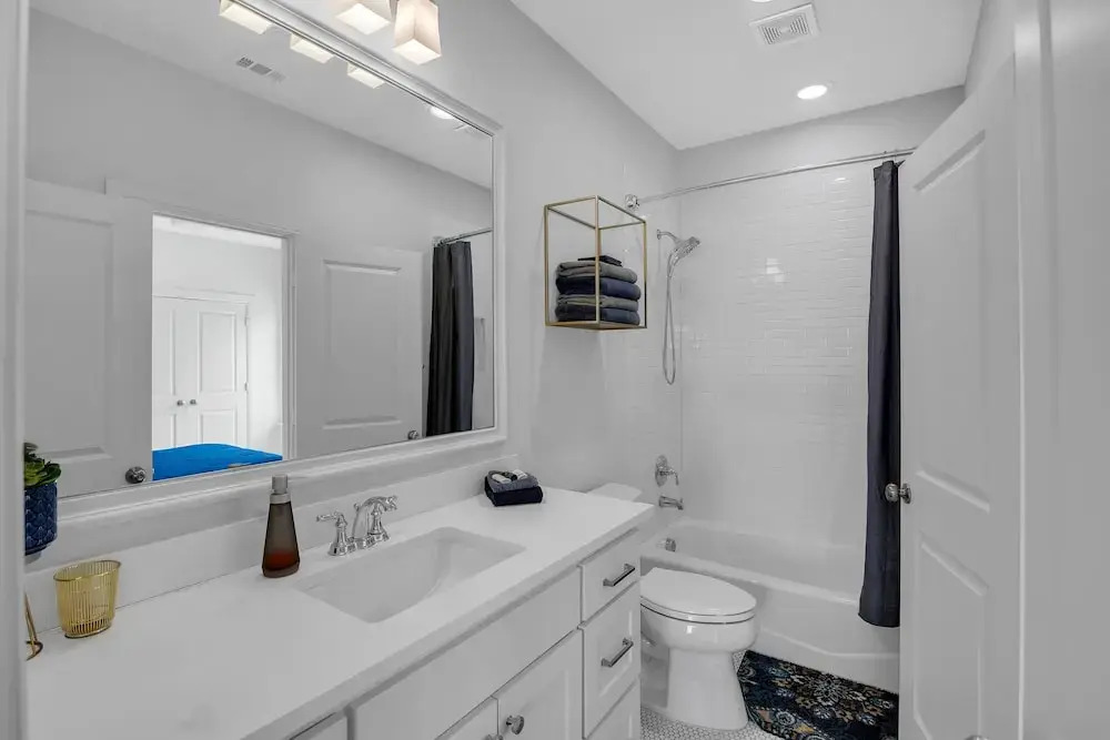 Modern 3br In Bishop Arts Walk To Shops & Dining 3 Bedroom Duplex