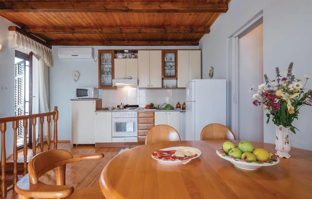 4 Bedroom Lovely Home In Hrboki