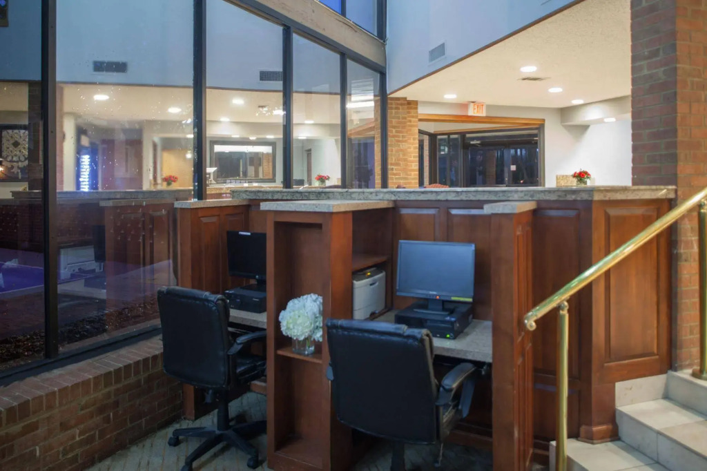 Cloverleaf Suites Baton Rouge