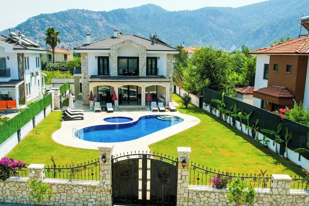 Villa-Sleeps 9-Parking-Pool-Bbq-Hot tub-Pets