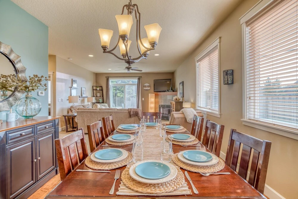 Spacious Outdoor Oasis with Hot Tub and Entertainment - Exquisite Beach Retreat