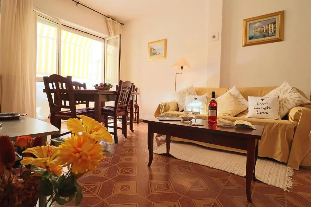Central Apartment On The Beach With Balcony, Wi-fi Air Conditioning Parking