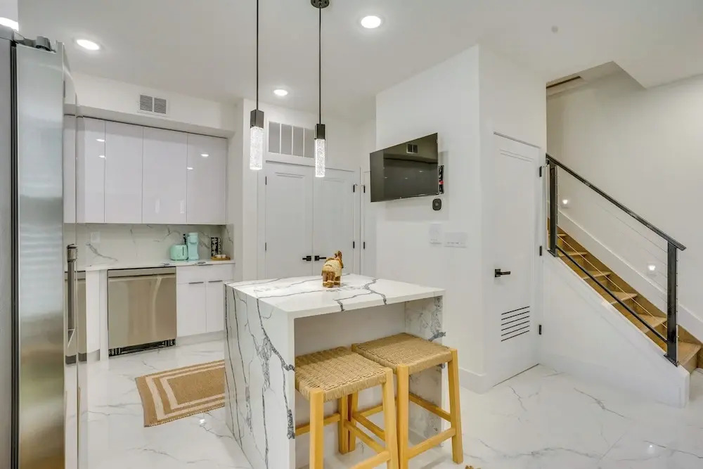 6 Mi to Times Square: Stylish Jersey City Retreat