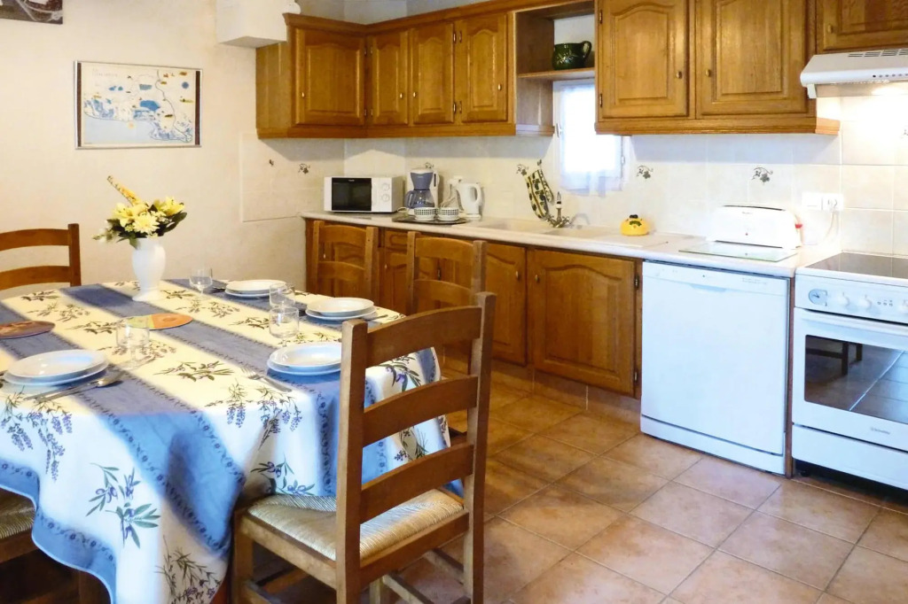 Country House With Private Terrace, Beaucaire