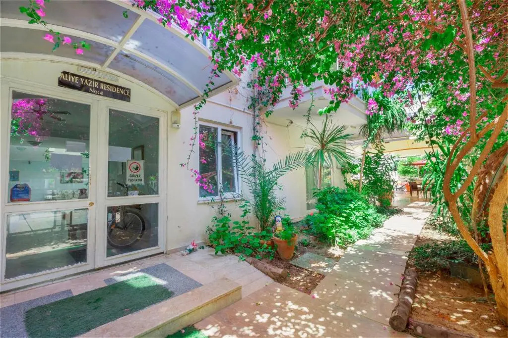WEEKLY rent of 2+1 apartment 250 m from the sea and in center of all need/Alanyas