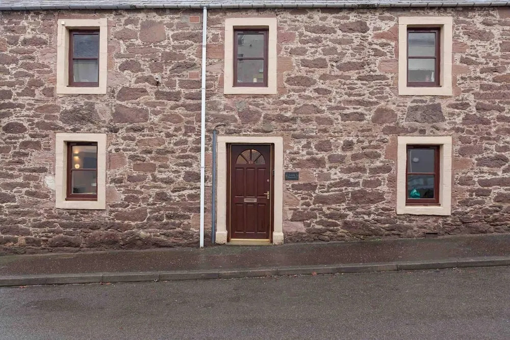 Ground Floor Apartment W/large Enclosed Garden