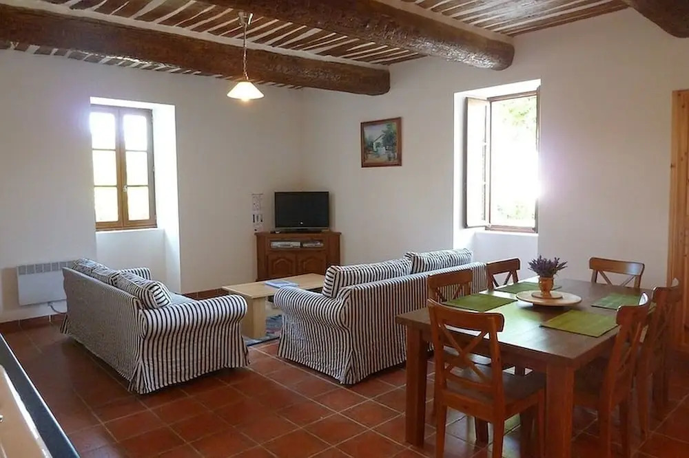 Large Ground Floor Apartment With 2 Bedrooms And A Big Terrace