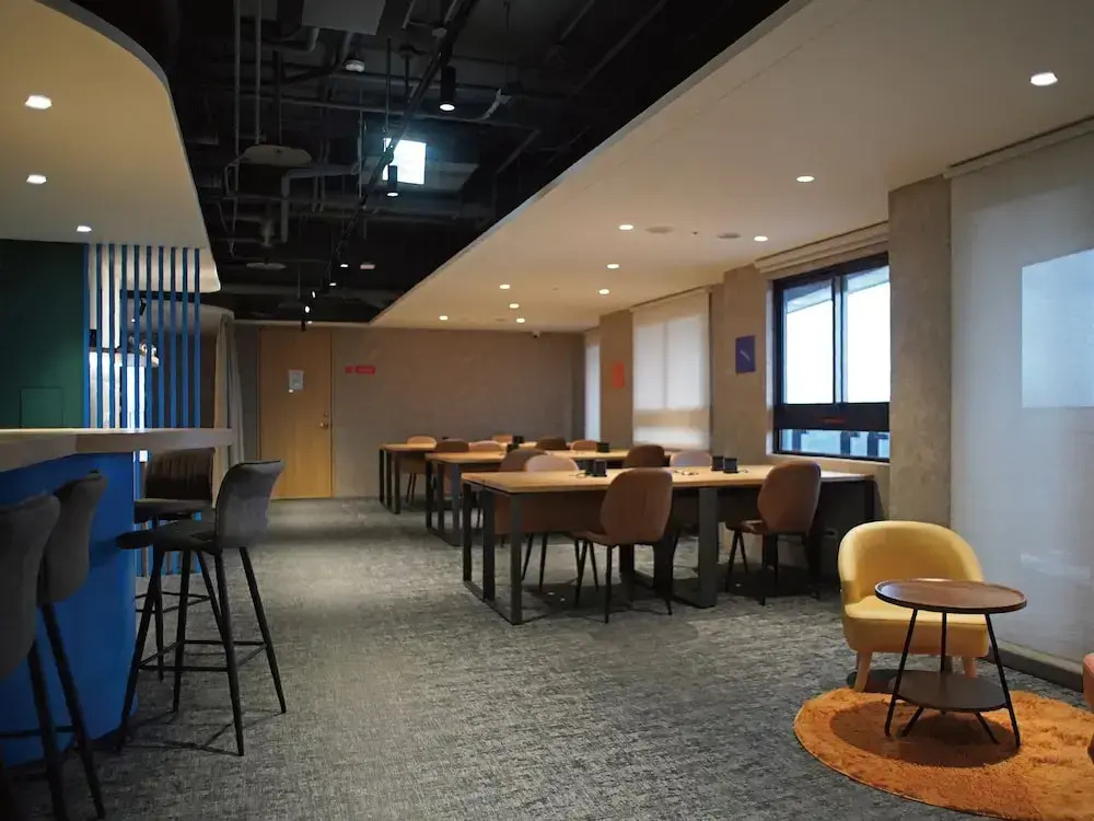 Roaders Plus Hotel - Taipei Station