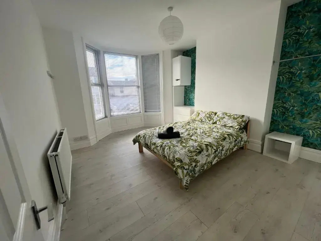 Tropical Apartment, 10 min from Blackpool tower, outside space, sleeps 12