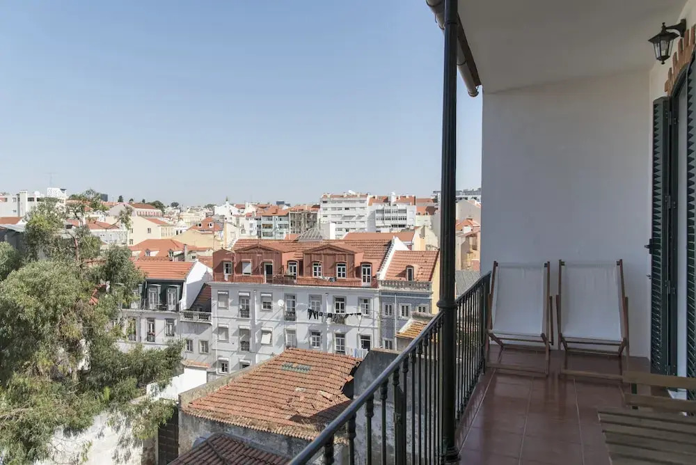 Bright and Airy Apt with balcony by LCH