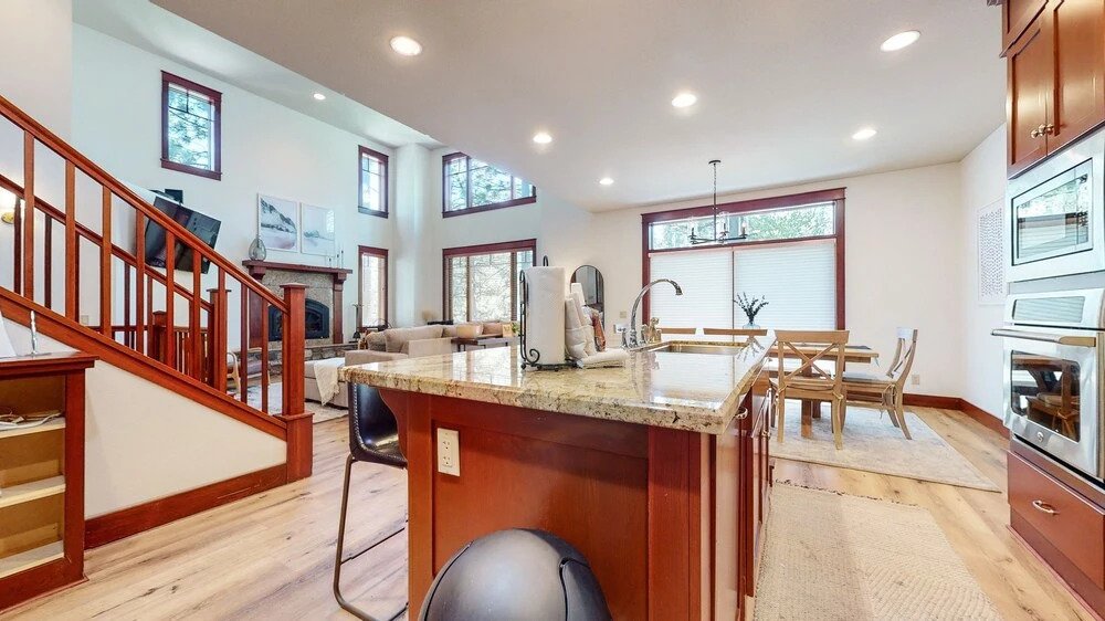 Timbers 15 Private Hot Tub, 2 Car Garage, Washer Dryer, Large Townhouse by RedAwning