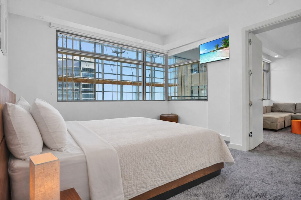 RS Suites - The AKA Residence