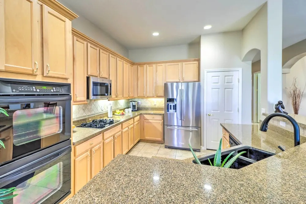 Pool & Putting Green: Goodyear Home on Golf Course