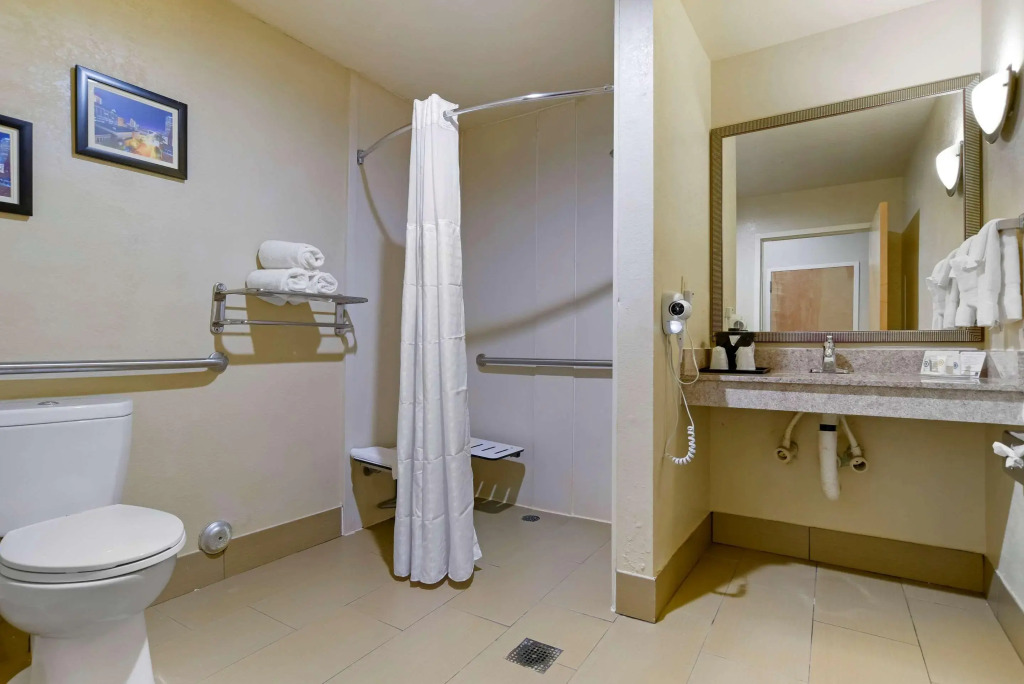 Comfort Suites Fultondale I-65 near I-22