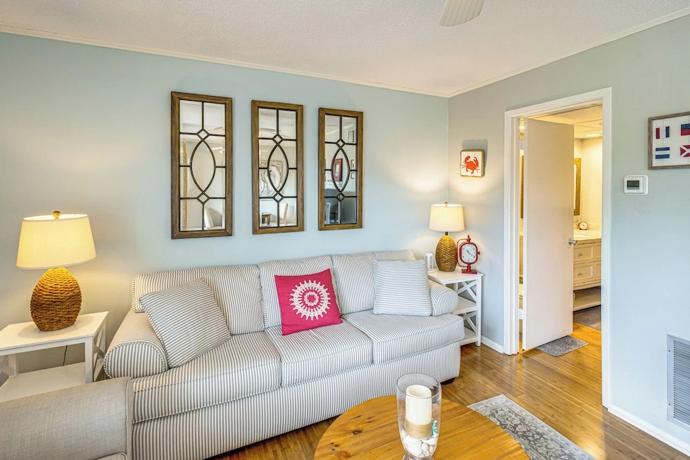 Golfers Getaway! Modern Diamondhead Condo