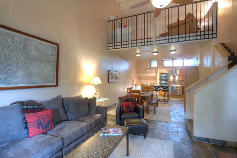 127 Ridgepoint 3 Bedroom Townhouse by RedAwning