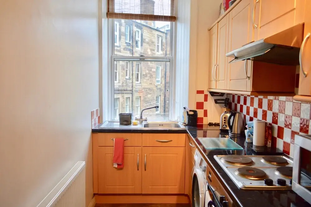 1 Bedroom Flat With Box Room In Edinburgh