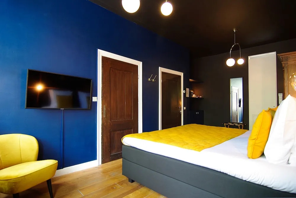 1637: Historic Canal View Suites
