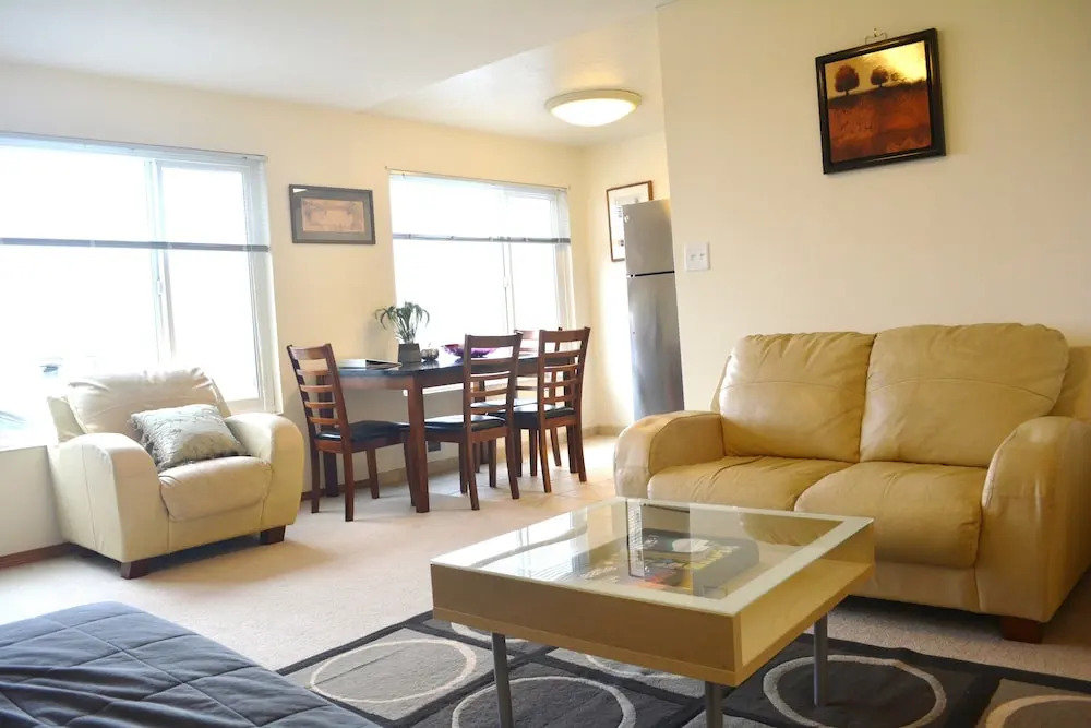 Sunny Westlake Suites by Metro