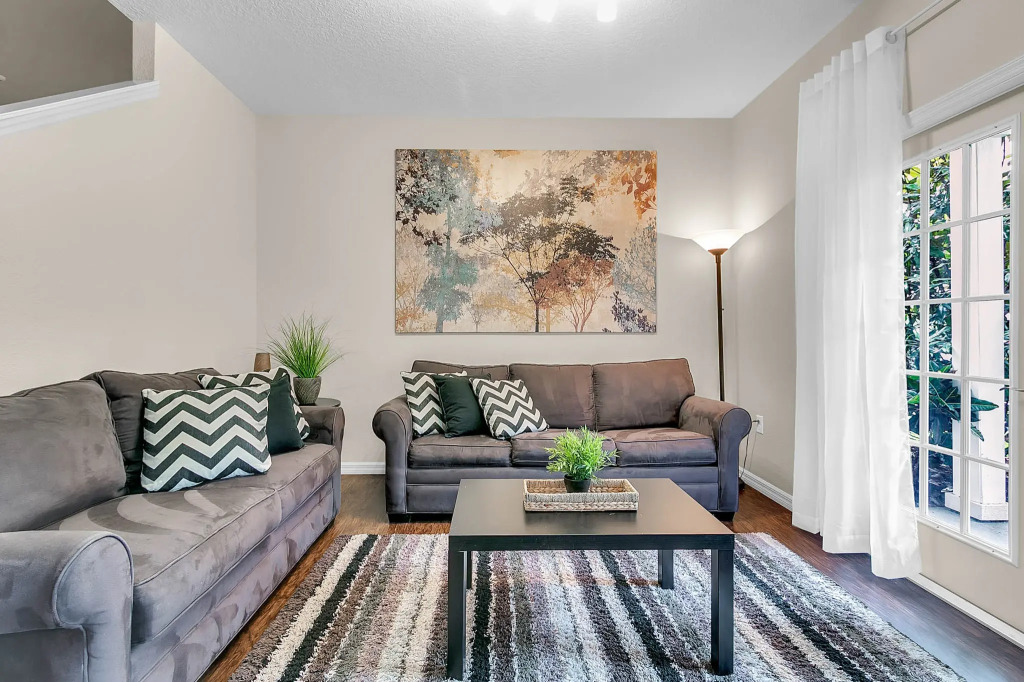 4 Bd 3 Ba Lucaya Village 14-101