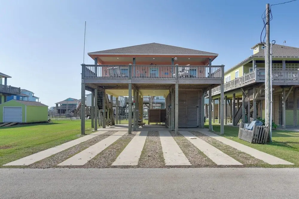Walk to Beach: Coastal Gem in Bolivar Peninsula!
