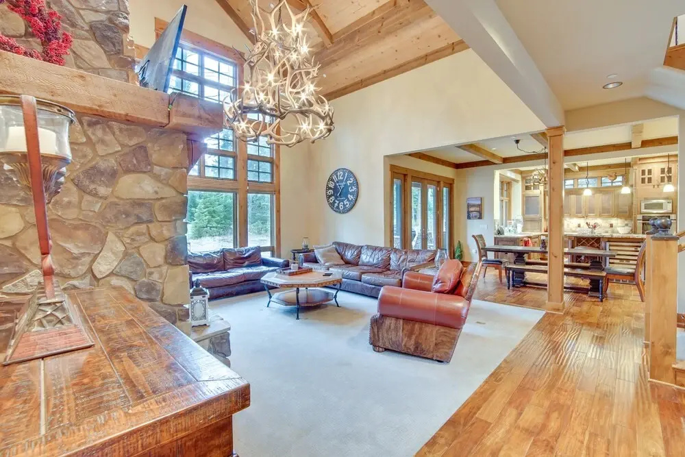 Spacious Cle Elum Cabin on Golf Course w/ Hot Tub!