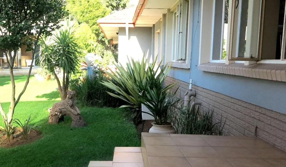 Umgwezi Lodge And Backpackers