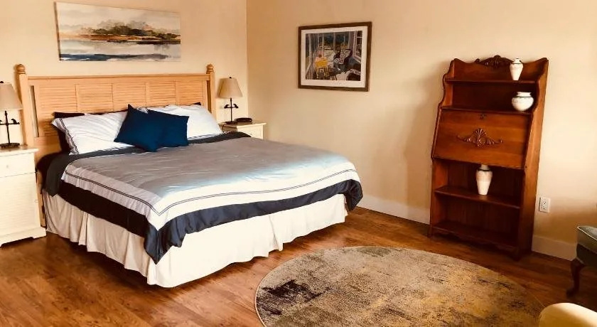 The Water's Edge Inn & Gallery