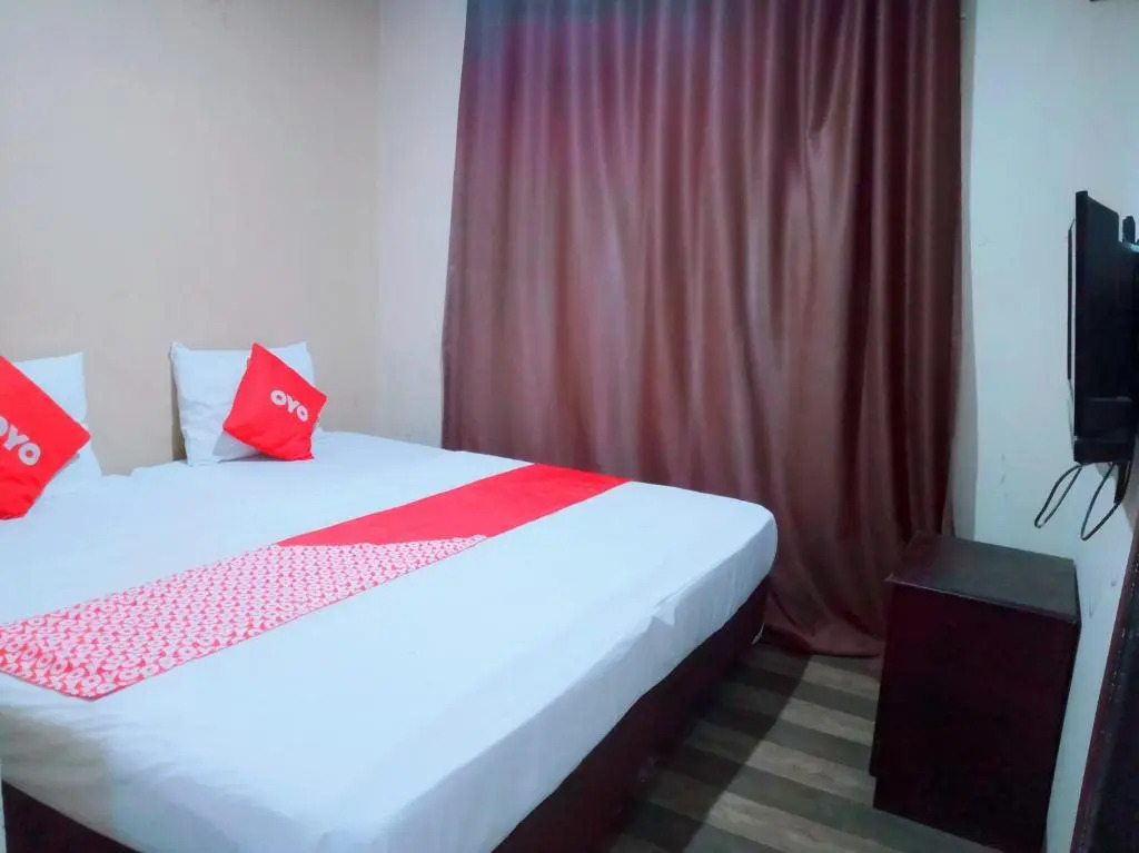 OYO 91876 Hotel Putri Gading 2