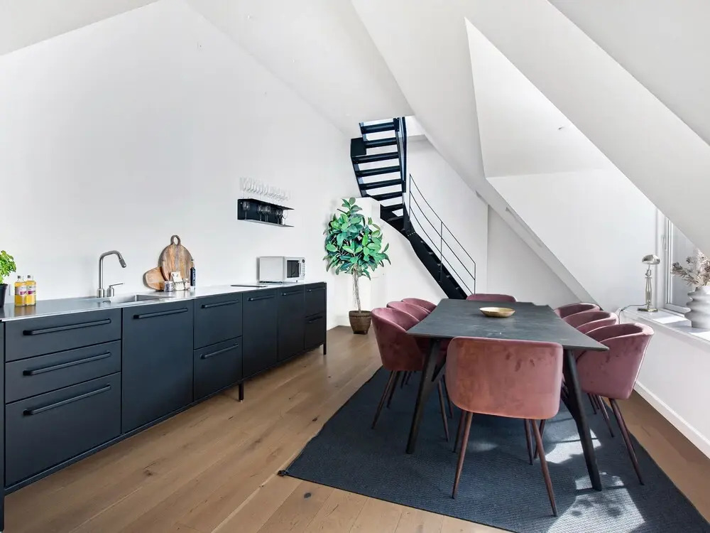 Sanders King - Cute 3-bdr Apt in City Center