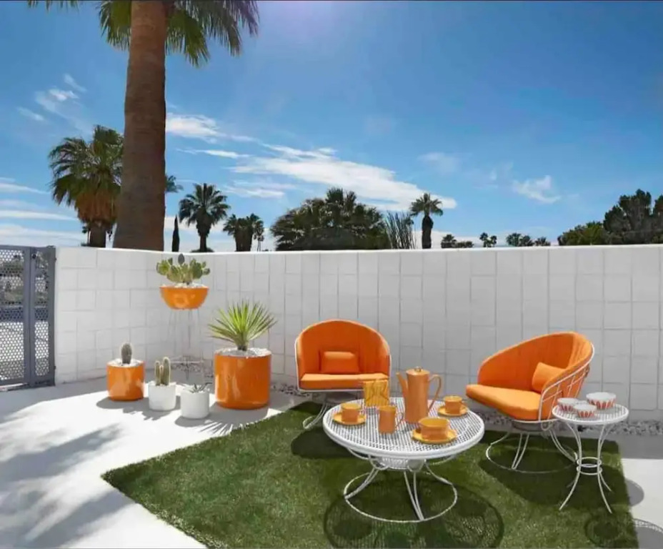 OG MCM w Saltwater Pool Hot Tub Dogs Welcome