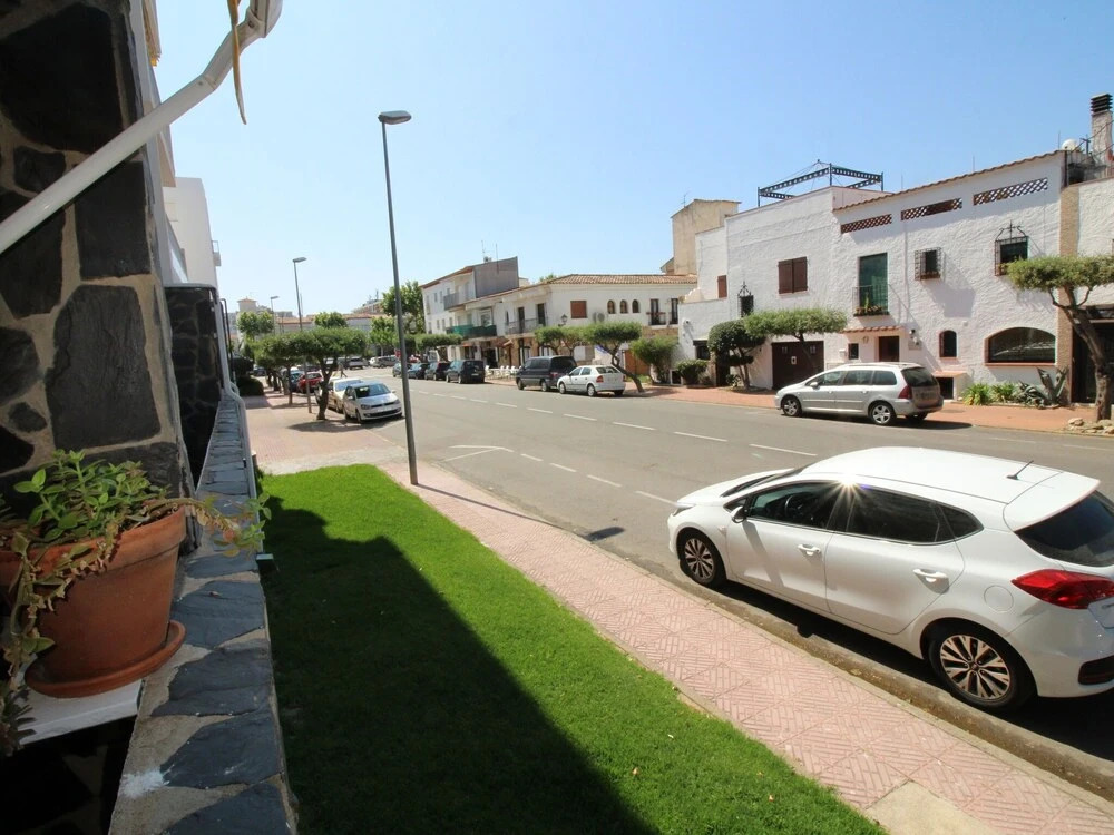2 bedroom apartment within walking distance to the beach