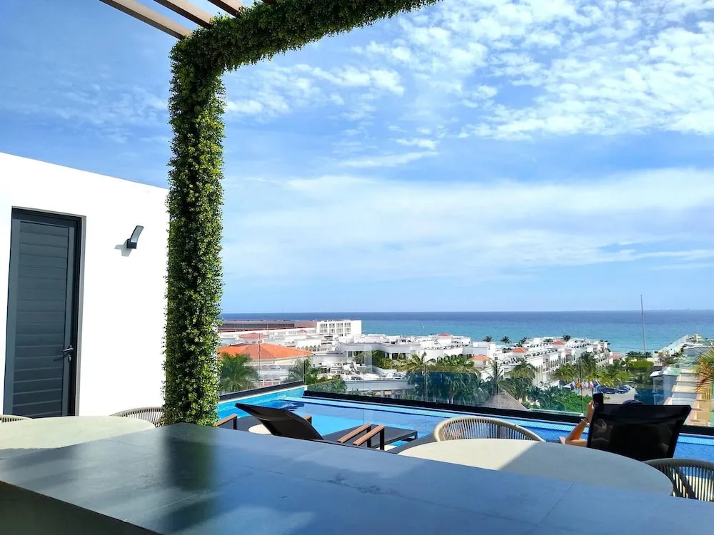 Ocean View From the Rooftop Pool! Only one Block to the Beach, Studio for 2