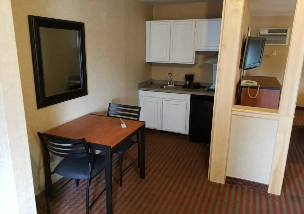 All Seasons Inn & Suites