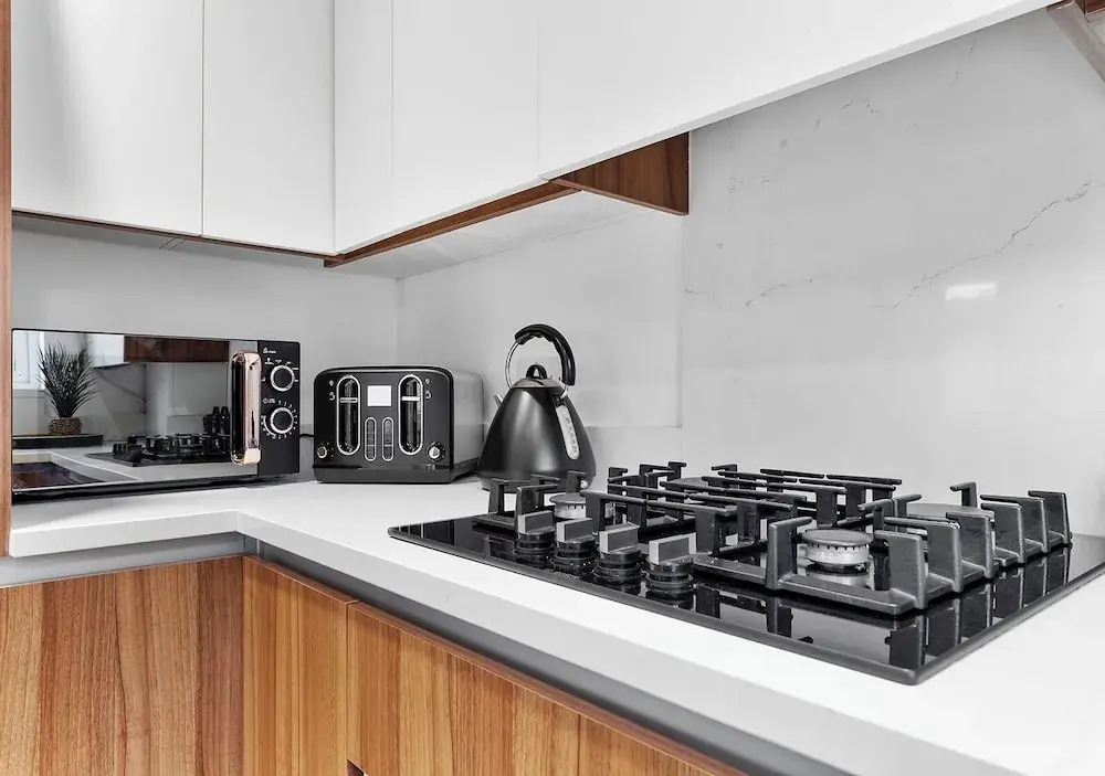 Spacious 4BR Home in Brentford, Free Parking