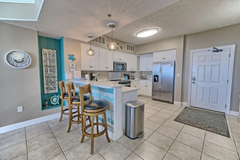 Amazing Tropical Condo with Complimentary Beach Chairs and Umbrellas - Unit 0706 by RedAwning