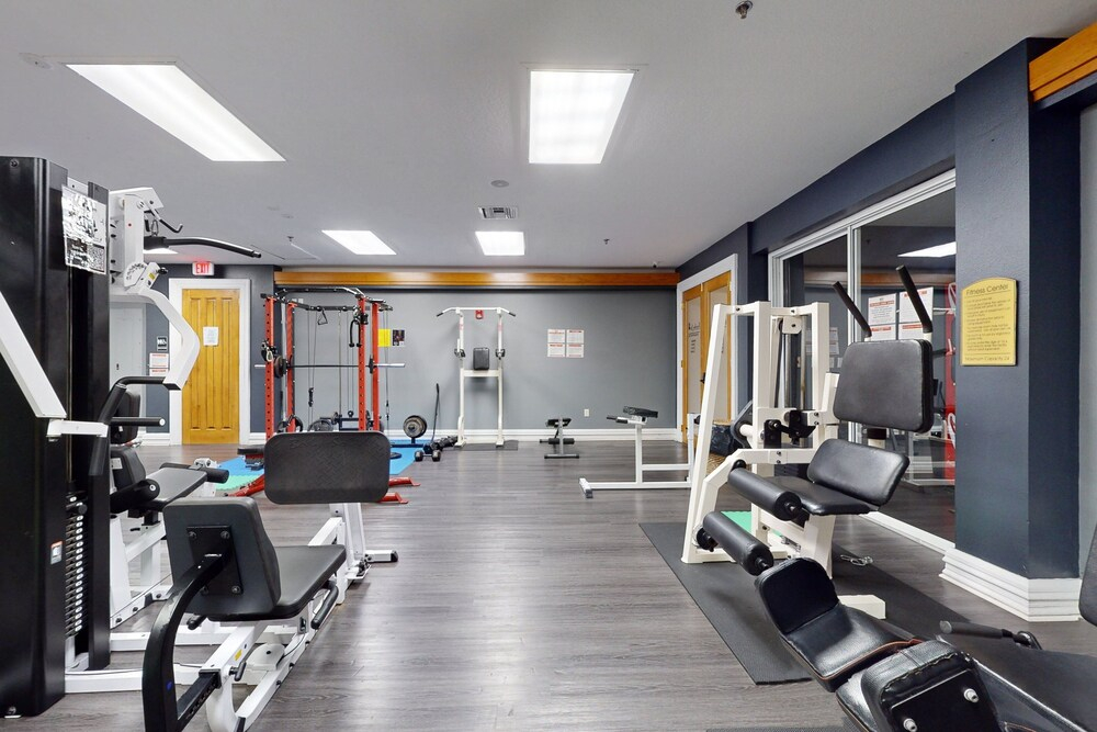 Comfortable Townhome Near Disney With Athletic Courts & Pool Access, Patio, & AC