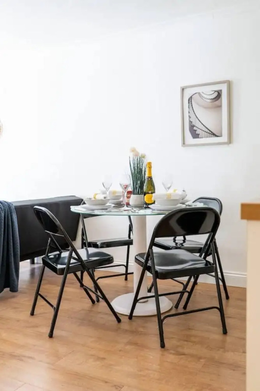 Livestay - 2 Bed Apt, Free Parking in Luton