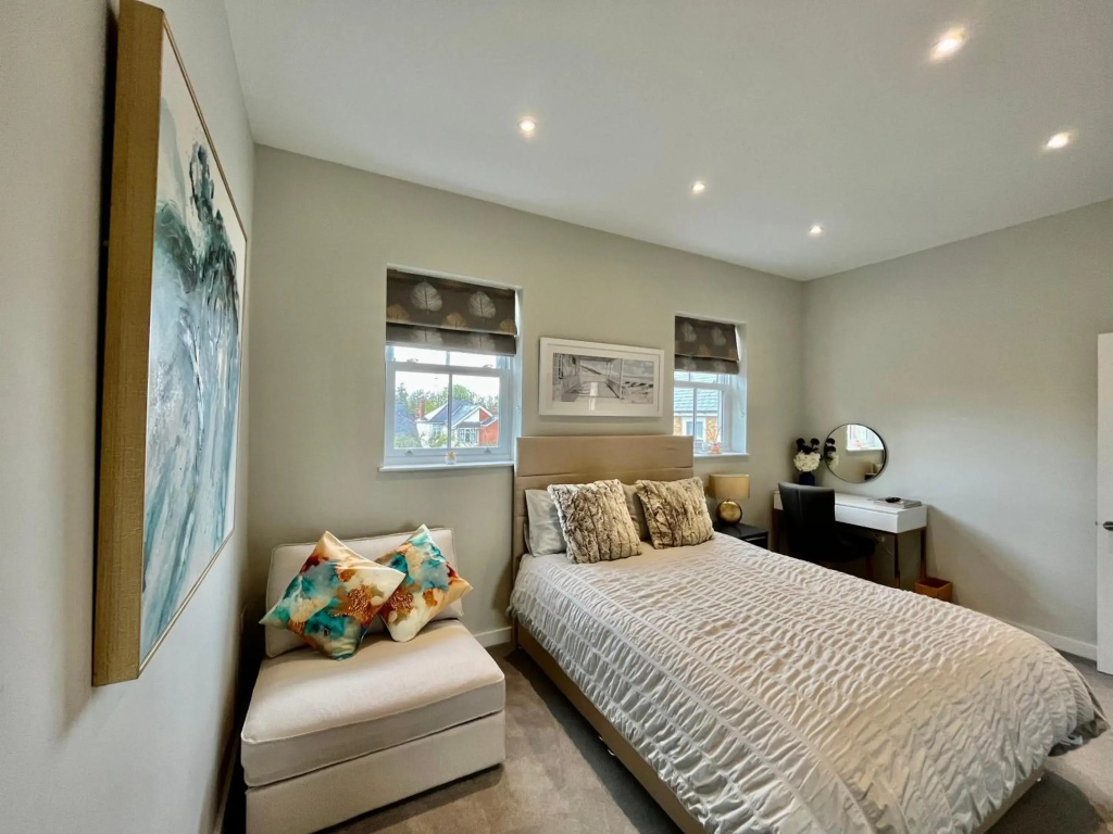 PRIVATE GATED BRAND NEW, FULLY RENOVATED HOUSE 3 BEDS SLEEPS FIVE Free PARKING