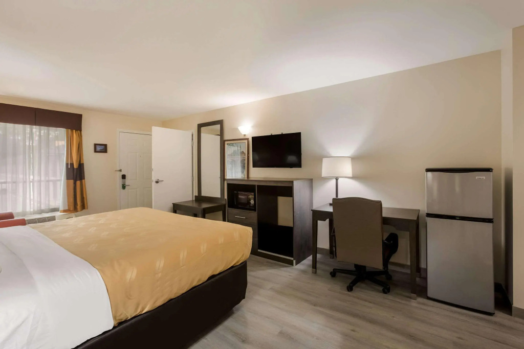 Quality Inn & Suites Greensboro near Lake Oconee