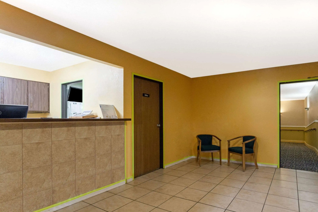 Super 8 Bath