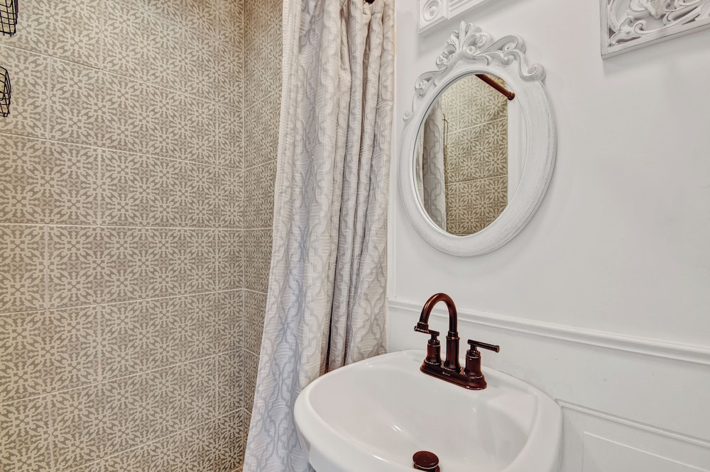 Walk to Downtown Near Beaches Cozy Historic Retreat
