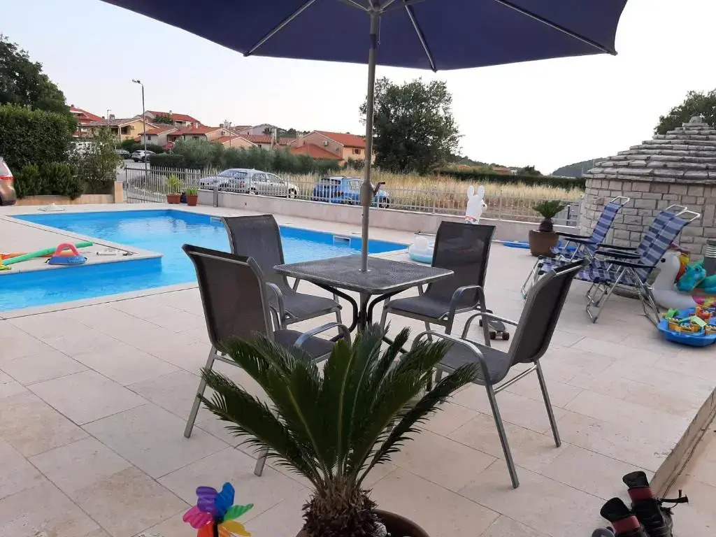 Nice, cosy studio apartment with shared outdoor pool