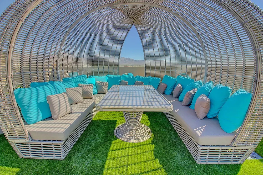 Rooftop Pool, Views, Close to Shops & Dining C4427