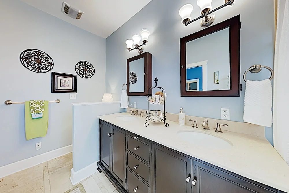 New Listing! the Sea Turtle Inn Uptown Gem 2 Bedroom Home